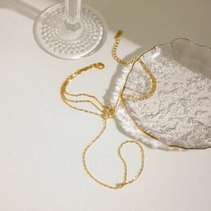 Elegante 18K vergoldete mehrlagige Handkette mit Zirkonsteinen auf minimalistischem Grund