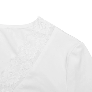 Détail de la dentelle blanche délicate sur un haut ajusté à manches longues et col en V