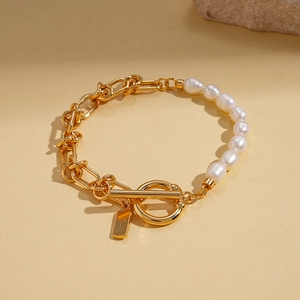 Detail of 18k gold-plated chain bracelet with white pearls and OT toggle clasp