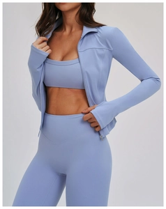 Detail der fliederfarbenen Sportjacke und Leggings aus angerautem Stoff mit Struktur