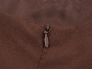 Gros plan sur la fermeture éclair invisible d'une robe midi élégante marron foncé