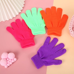 Détails de gants en tricot pour enfants en rose, vert, orange et violet pour l'hiver