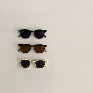 Lunettes de soleil tendance pour enfants en noir, écaille et blanc crème pour l'été