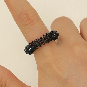 Makroaufnahme des schwarzen spiralförmigen Massage-Rings zur Entspannung und Stressbewältigung
