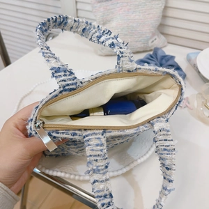 Dettaglio interno della borsa tote in tweed blu e bianco con fodera in tela e capienza