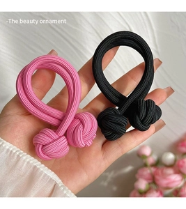 Gros plan d'élastiques à cheveux noués à double brin durables en rose et en noir