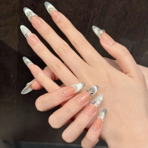 Faux ongles French œil de chat bleus, forme amande, avec pointes pailletées et décors floraux