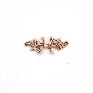 Détail du fermoir vintage en bronze à motif de feuilles pour gilet et châle