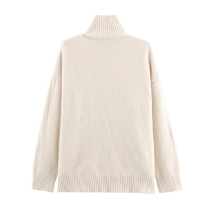 Vue détaillée du dos montrant la texture en maille fine et le col roulé beige du cardigan