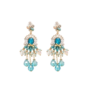 Eleganti orecchini a fiore dorati con cristalli blu e nappe di perle su sfondo bianco
