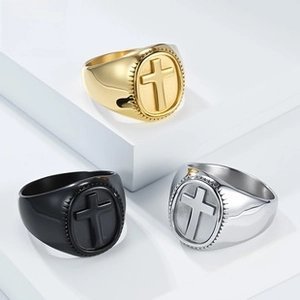 Detalle de anillos de sello religiosos con cruces en relieve en oro, negro y plata mate