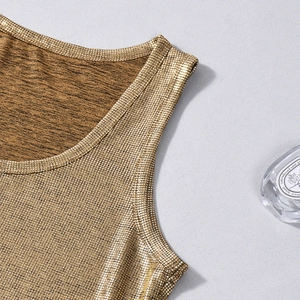 Detail des hochwertigen goldenen Metallic-Stoffs und des Halsausschnitts des schmalen Tops