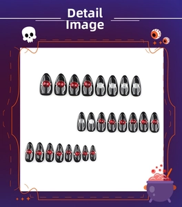 Dettaglio macro di unghie finte nere per Halloween con gemme rosse e ragnatele bianche
