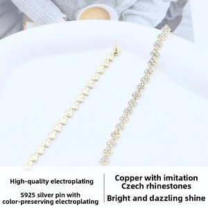 Dettaglio orecchini geometrici a nappa con perni in argento S925 e strass scintillanti
