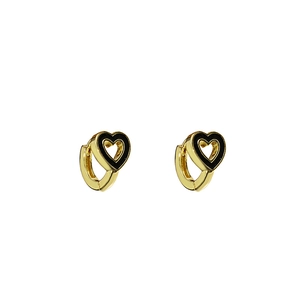 Vue détaillée des boucles d'oreilles créoles cœur dorées avec bordure en émail noir