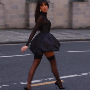 Robe Mini Noire Élégante Avec Col Montant En Maille Transparente Manches Longues Et Jupe Bouffante Taille Haute Fête Femmes