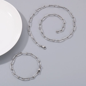 Vue détaillée de l'ensemble collier et bracelet en acier inoxydable argenté à maillons