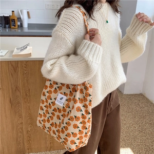 Bolso tote de pana con estampado de flores naranjas para mujer y uso de hombro