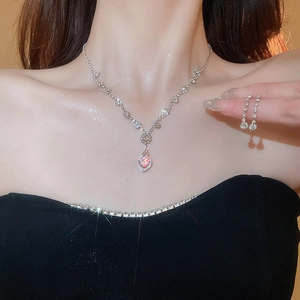Gros plan d'un ensemble collier et boucles d'oreilles en zircone goutte d'eau