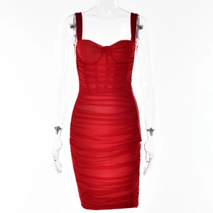Detail des roten trägerlosen Bodycon-Kleides mit transparentem Mesh und Raffungen