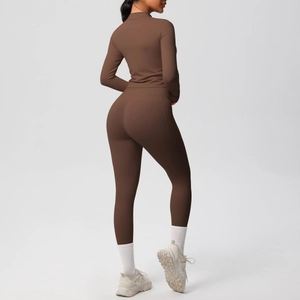 Vue détaillée du dos d'un ensemble de yoga marron foncé ajusté pour femme sculptant