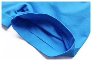 Detail der blauen nahtlosen Yoga-Shorts mit atmungsaktivem Mesh und geripptem elastischem Saum