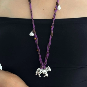 Collier unique en corde de coton avec pendentif zèbre et détail tressé violet pour femme