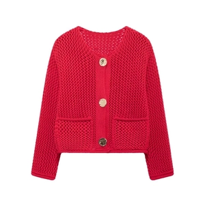 Vue détaillée du cardigan rouge en grosse maille avec boutons dorés et poches avant