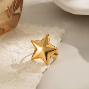 Schicker goldener Pentagramm Sternring auf Kunstpapier mit bernsteinfarbenem Dekor