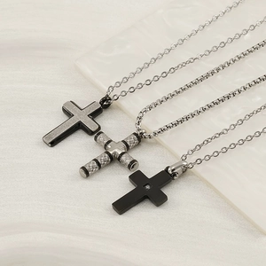 Drei minimalistische Titanstahl Kreuzhalsketten mit Diamantakzenten und Textur-Finish