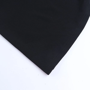 Gros plan détaillé de la double couture sur le tissu de la robe de soirée noire