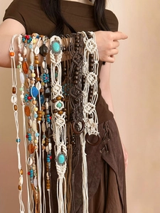 Détail de ceintures en macramé faites main avec perles en bois et coquillages