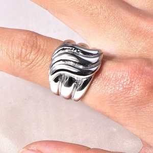 Minimalist silver wave pattern stainless steel ring for men and women on finger