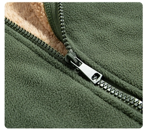 Dettaglio giacca in pile verde scuro con calda fodera in peluche cammello e zip in metallo