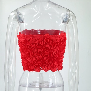 Detailansicht der roten 3D-Rosenblüten auf einem trägerlosen Top mit Blumenstruktur