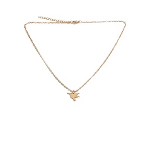 Collana con ciondolo a colibrì dorato in acciaio inossidabile lucido su sfondo bianco
