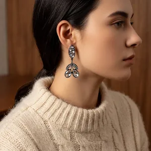 Boucles d'oreilles pendantes vintage en forme de feuille avec cristaux sur un mannequin