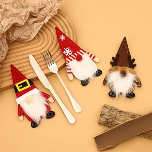 Pochettes à couverts de Noël en feutre avec gnomes pour décoration de table festive