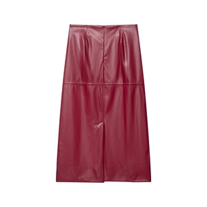 Detail eines weinroten Leder-Midirocks mit hoher Taille und rückseitigem Schlitz