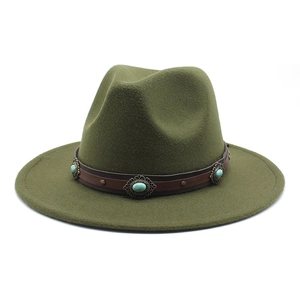Détail d'un chapeau fedora en laine vert armée avec ceinture en cuir marron turquoise