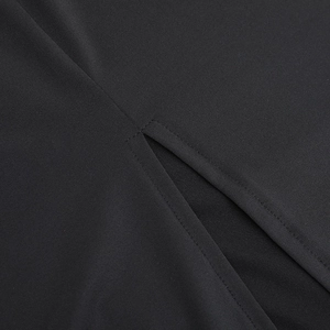 Détails de fente latérale et coutures fines sur une robe en dentelle noire
