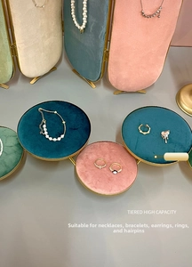Detalle del expositor de joyas multinivel de terciopelo para collares y aros