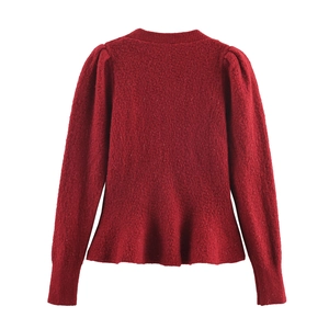 Dettaglio del cardigan in maglia bordeaux con maniche a sbuffo e bordo a balze