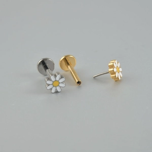 Lot de 3 boucles d'oreilles marguerites en titane avec finitions émail or et argent