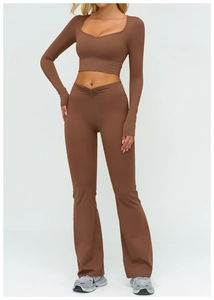 Completo yoga marrone due pezzi con top a maniche lunghe e pantaloni a campana