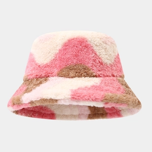 Détail du bob en peluche à blocs de couleurs rose et marron avec texture douce d'hiver