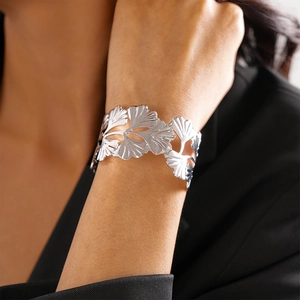 Détail du bracelet manchette feuille de ginkgo argenté sur mannequin au fini brillant