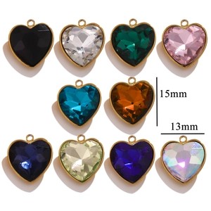Vue macro de pendentifs en cristal en forme de cœur en dix couleurs avec tailles de 15x13mm