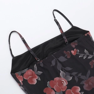 Détail de l'imprimé rose rouge sur tulle noir avec des bretelles réglables et fines