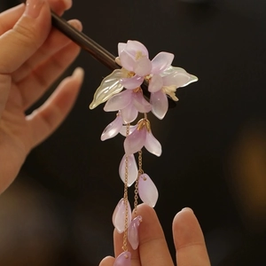 Eleganter Haarnadel aus Holz mit violetten Blütenblättern und goldener Quaste